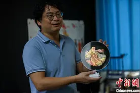 武汉“镜画第一人”：以镜为纸 绘市井百态图片