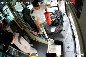 路遇电动车着火 济南公交司机果断施救图片