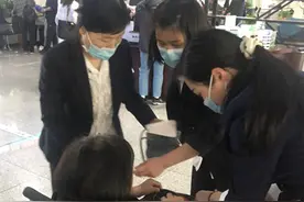 黄金30秒，办事群众突然晕厥 岳阳市政务服务中心协力急救图片