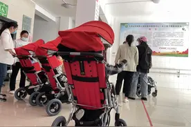 发放儿童轮椅，让残疾儿童“走”出家门图片