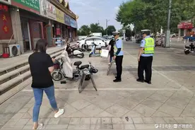私自占用公共车位30余个，泰安交警旅开区大队开展专项整治行动图片
