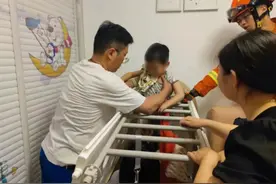 小男孩手卡杯盖进消防站，弟弟：“哥哥真厉害”图片