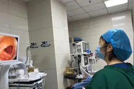 86岁大爷爱吃榴莲，不慎将核吞下险窒息图片