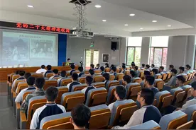 威海市委党史研究院走进威海技师学院开展党史史志书籍捐赠和党的二十大精神主题宣讲图片