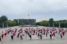 米东区：百人同跳《万疆》祝福伟大祖国图片