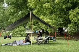 为天幕风绳绑上醒目红丝带！这座公园最高峰一天搭了300顶天幕，每根风绳或许都藏着一个隐患图片