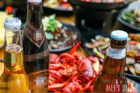 38岁男子小龙虾配冰啤酒，7瓶下肚喝出胃出血图片