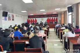 娄星区纪委监委机关与铁东社区开展“支部联支部、服务手牵手”暨《民法典》宣传主题党日活动图片