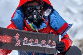 为梦想拼了命！那个本来只能坐轮椅的重庆小伙，真的登顶了珠峰图片