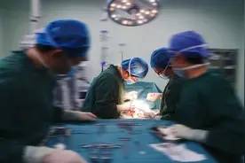 少见！宝宝出生时脐带打了个结！专家：若不及时处理恐致其死亡图片