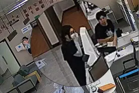 得知新户口簿上爷爷“没”了，女子突然泪目……图片