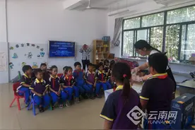 云南蒙自：“零距离”接触让青少年爱上科技图片