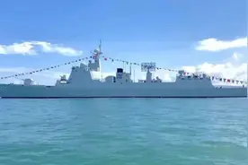 网友在海上遇到祖国军舰，这互动超有爱图片