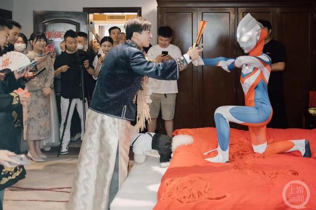 奥特曼迎娶新娘下载（郑州小伙迎娶奥特曼 ）