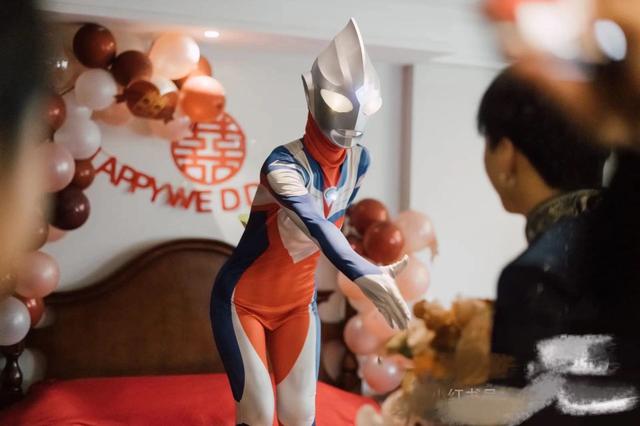 奥特曼娶新娘免费游戏（新娘婚礼当天穿上奥特曼服装）