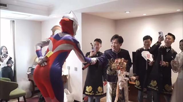 新娘婚礼当天穿上奥特曼服装，为新郎准备惊喜，新郎：万万没想到