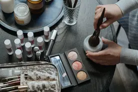 年入百万的美妆博主陷入焦虑：工作越来越忙，收入却在跳水图片