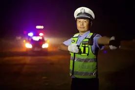 武胜关交警黄远波：24年镇守，把“死亡线”变“平安道”图片