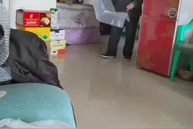 80岁奶奶爱捏气泡膜，爷爷宠妻四处搜集：全家都把奶奶当小女孩图片