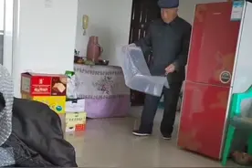 80岁奶奶爱捏气泡膜，爷爷宠妻四处搜集：全家都把奶奶当小女孩图片
