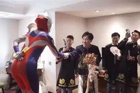 新娘婚礼当天穿上奥特曼服装：新郎非常懵，背后原因让网友羡慕不已图片