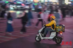 【深化“走转改”——记者一线见闻】“外卖小哥”：风一样的速度 火一样的热情图片