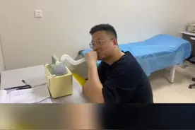 音乐节烟台小哥唱跳喝酒5小时后失声一周，医生提醒：用嗓悠着点图片