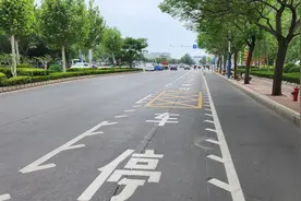 泰山大街与迎胜路路口增设直右可变车道图片