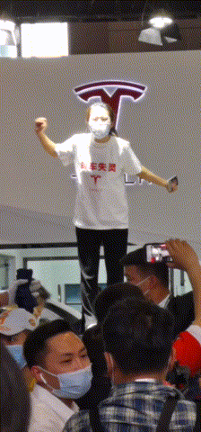 “车顶维权”女车主胜诉，北京法院判令特斯拉提供事故前30分钟完整行车数据！此前她因侵犯特斯拉名誉权被上海法院判赔17万元