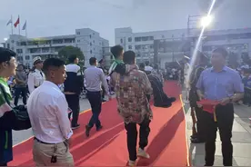 感动瞬间！父母不能到场，好兄弟抱起他穿过成人门图片