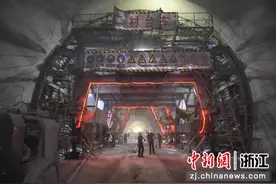 浙江东阳：杭温高铁里山隧道顺利贯通图片