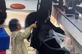 东莞一女童在理发店剪掉女顾客大把头发，家长赔1万多接发费图片