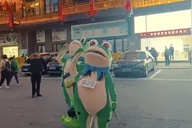 “网红青蛙”向执勤特警敬礼 警察回礼图片