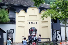 千秋红岩砺党性 精神感召勇前行图片