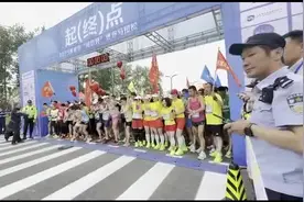 邢松松：轮椅上跑马拉松，用双手“丈量”赛道图片