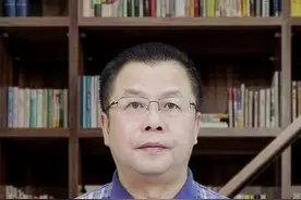 军哥说新闻丨高架桥上"两车斗气"  孰对孰错图片