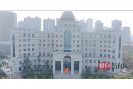 小孩玩烟花引燃废物导致车辆起火，法院判决家长和物业赔钱并制发《家庭教育令》图片