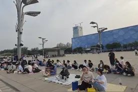 五月天鸟巢开唱，歌迷自带野餐垫、小马扎，场外唱起大合唱图片