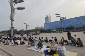 场面壮观！五月天鸟巢开唱，歌迷自带野餐垫小马扎，场外唱起大合唱图片