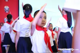 你好，少先队！穗疏安三地1700多所学校少先队员集体入队图片