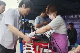多星锅亮出“科技范”、面料遇水能“献花”……淄博市科技周上真热闹图片