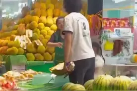 父母买哈密瓜5天后坏掉，成都女子找商家换，目击者：都看不下去了图片