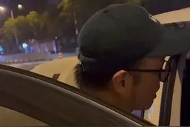凌晨12点半，街头这一幕，“中国好小伙”太暖心图片