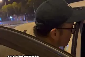 凌晨12点半，街头这一幕，“中国好小伙”太暖心图片