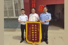 热心车主高速上清理危险篷布被疯狂点赞 全网寻找的鲁A车主找到啦！图片