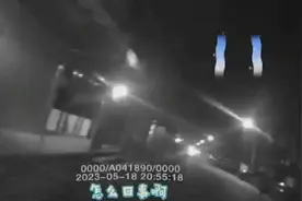 2岁孩童被困ATM机隔间 民警翻越玻璃门成功救援图片