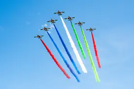 （国际·一周看天下）马来西亚：兰卡威国际海事和航空展上演特技飞行表演图片