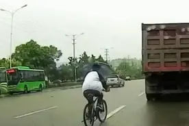 骑行电动车遇到下雨天，怎么做才安全？图片