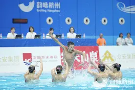 记住这位花游男儿图片