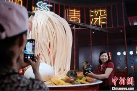近400名越南游客品尝中国“网红小吃”螺蛳粉图片